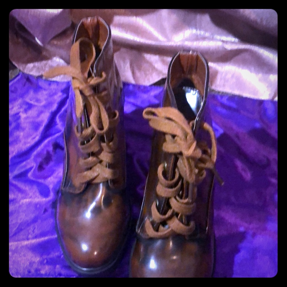 Size 8 1/2 used patten leather bamboo boots
